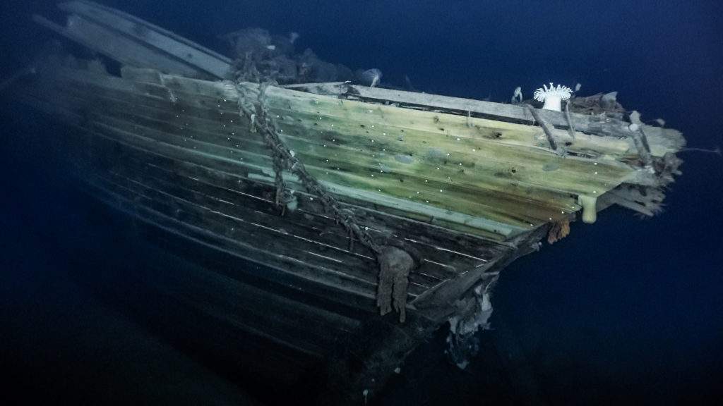 A view of the starboard bow.