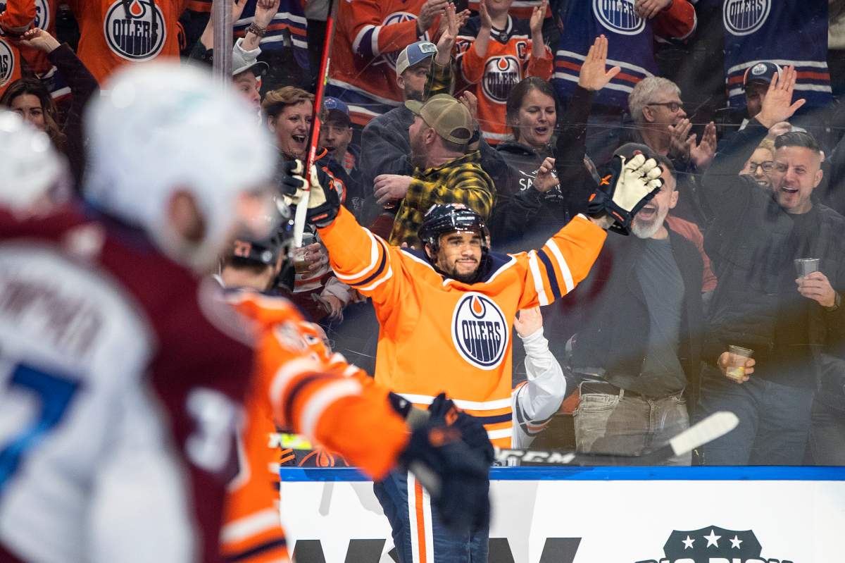 Kane scores hat trick against Avalanche