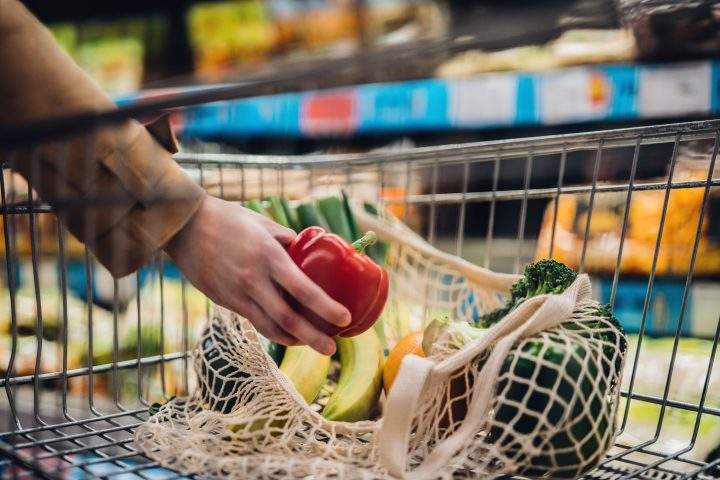 Canadian shoppers moving to discount stores as inflation soars: