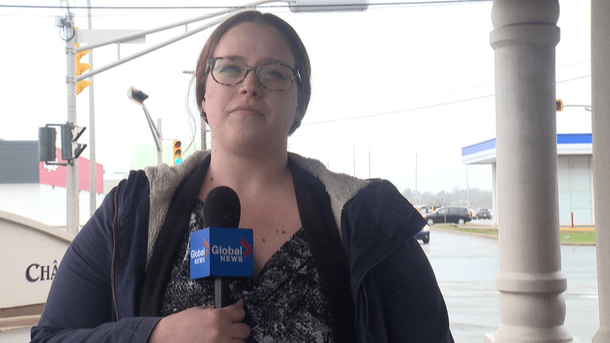 Amber Thompson talks to Global News after her daughter spent more than 18 hours in a hospital waiting room.