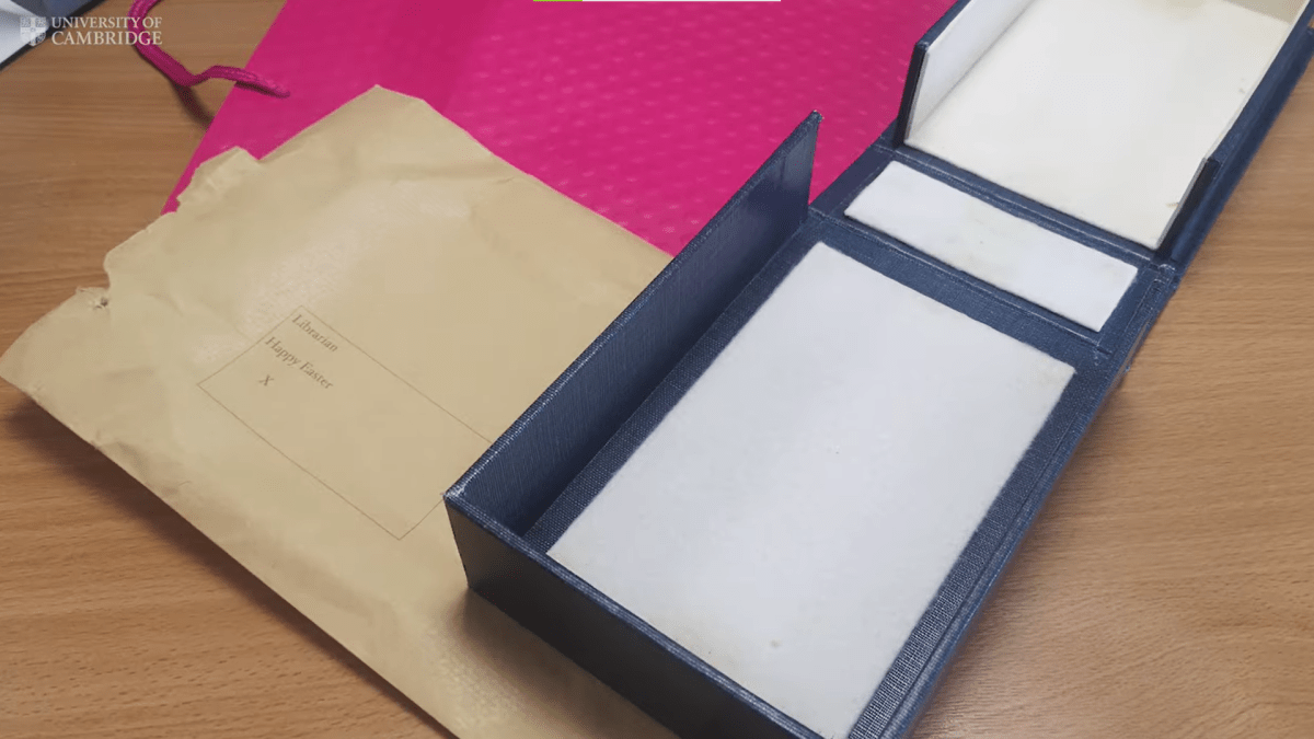 This image shows the pink gift bag, archive box, and note that were left with the missing Darwin notebooks when they were returned to Cambridge's library.