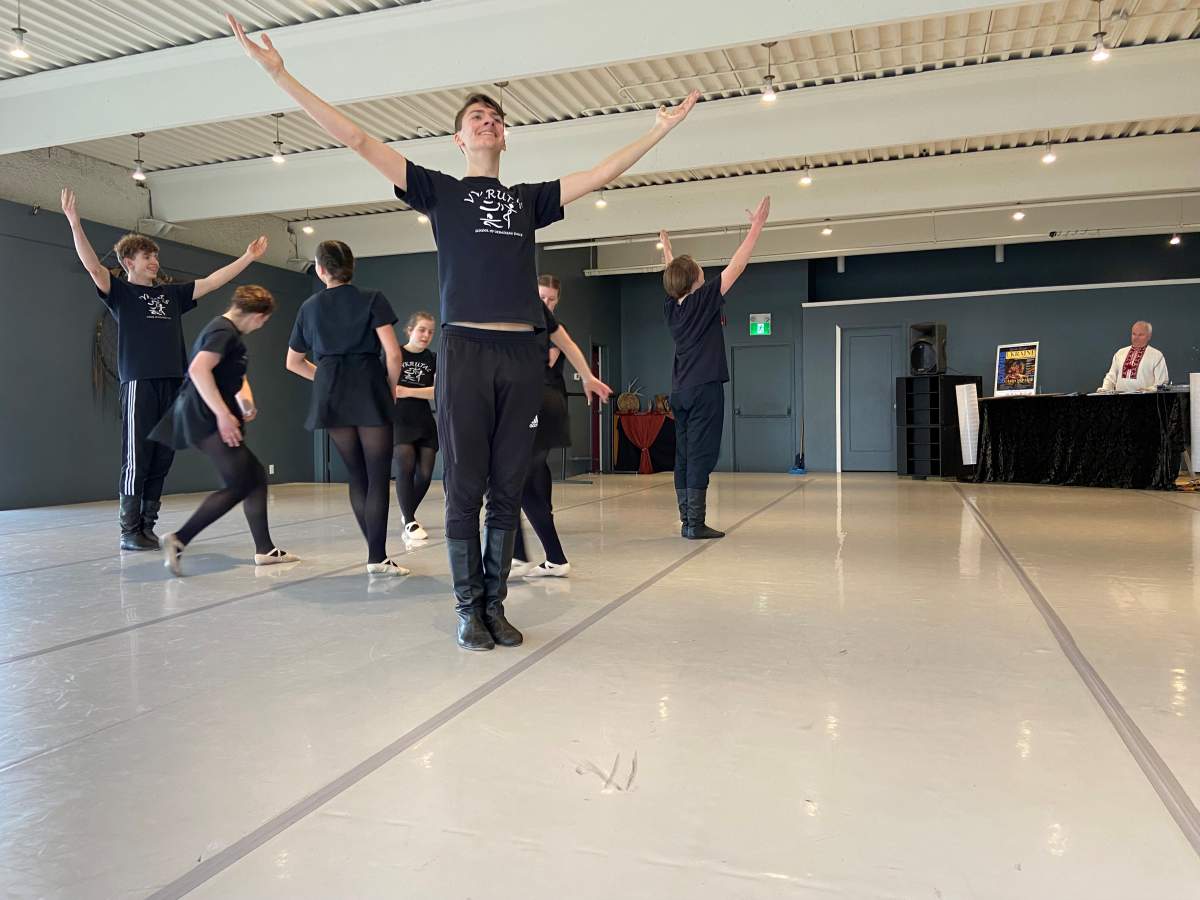 Vykrtuas dancers rehearsing.