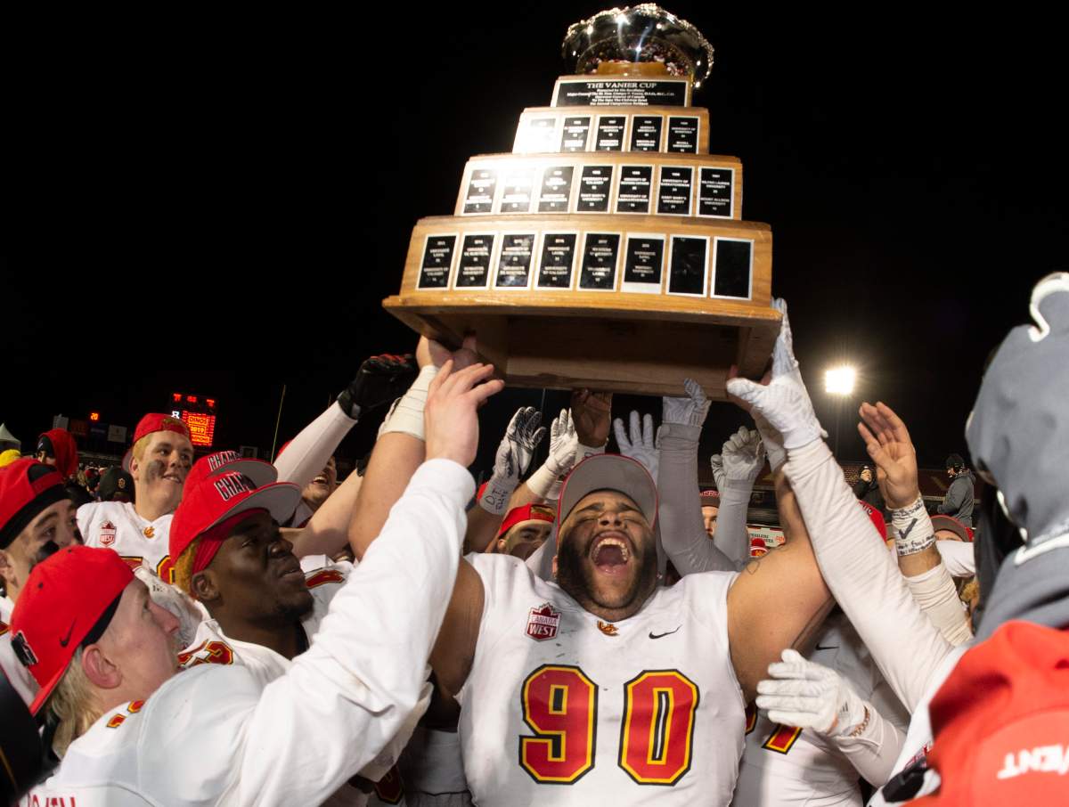 J Min Pelley lifts the Vanier Cup