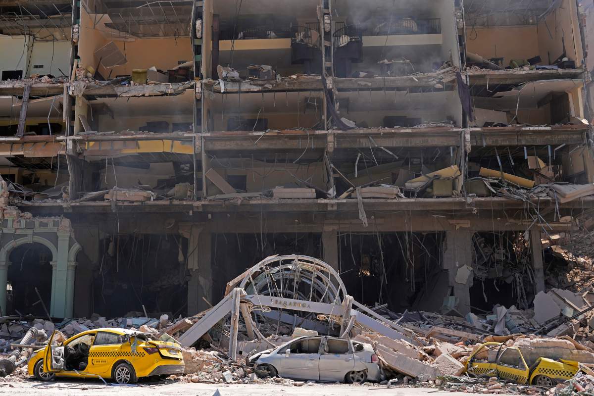 Rooms are exposed at the five-star Hotel Saratoga after a deadly explosion .