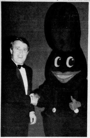 Fiddle Edd meets with Prime Minister Brian Mulroney ahead of the 1985 Canada Games.