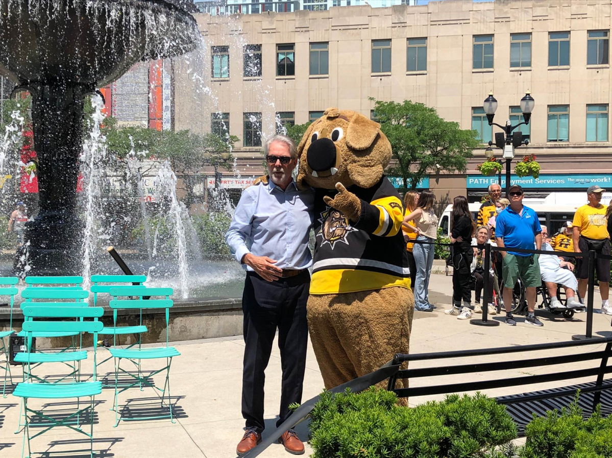 Hamilton mayor Fred Eisenberger poses with Bulldogs mascot Bruiser.