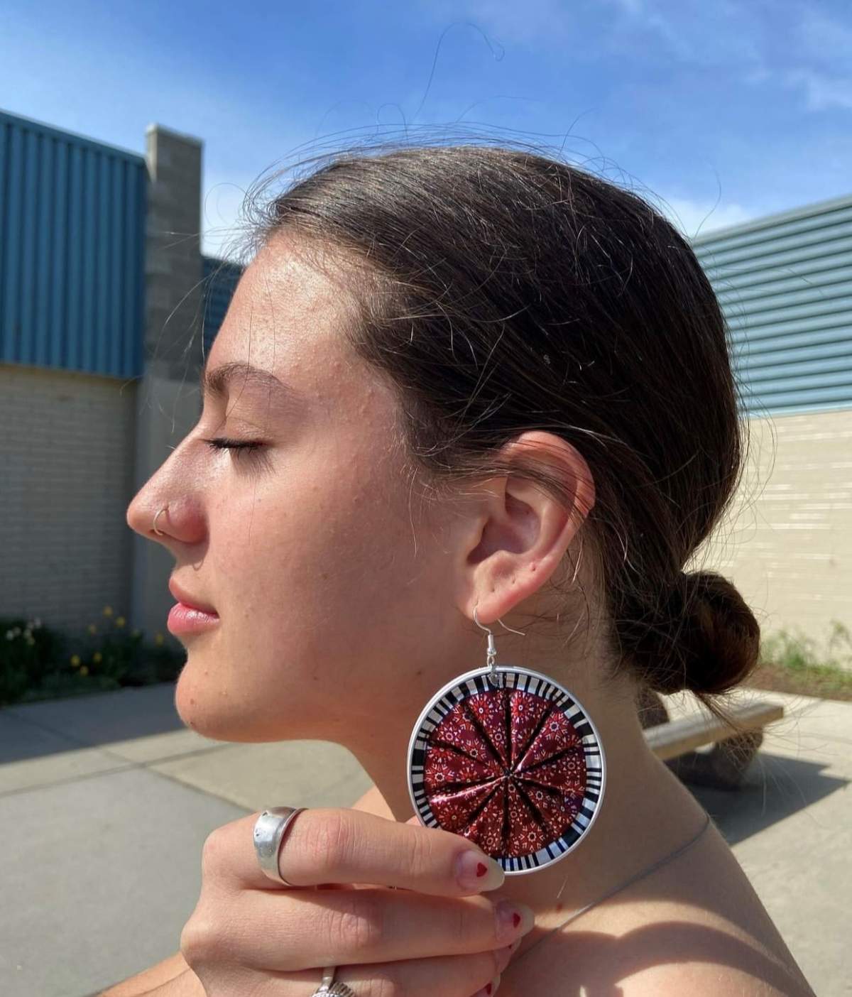 3 Rutland students recycling coffee pods into earrings; portion of funds going to Ukraine - image