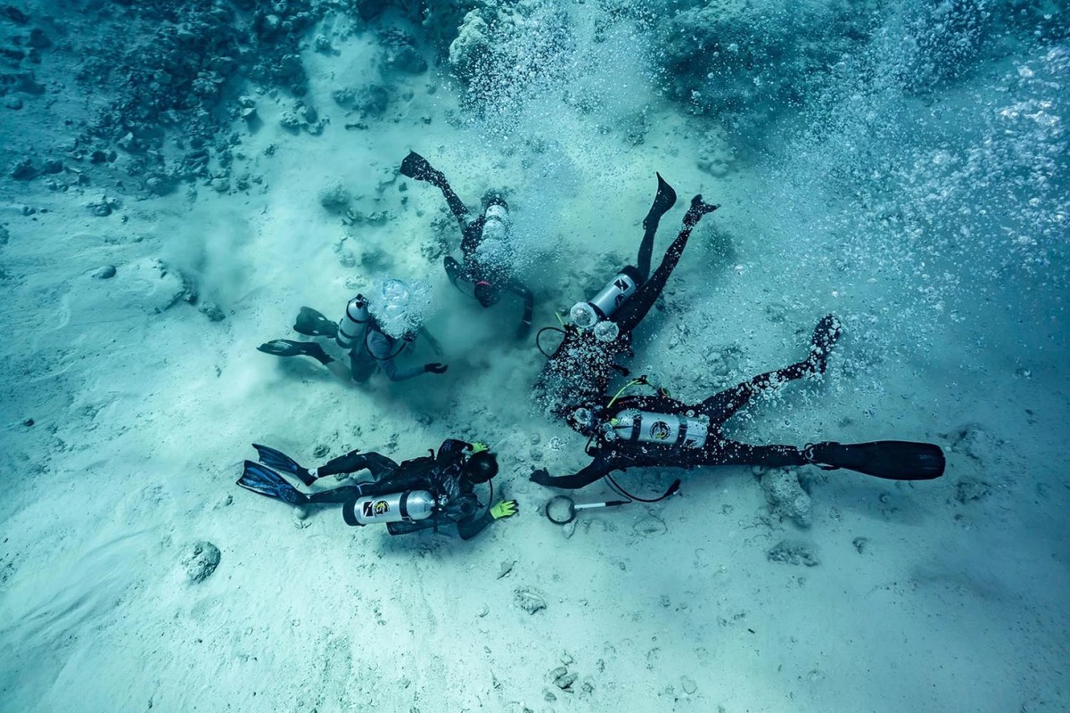 Divers exploring the wreck of the Maravillas.