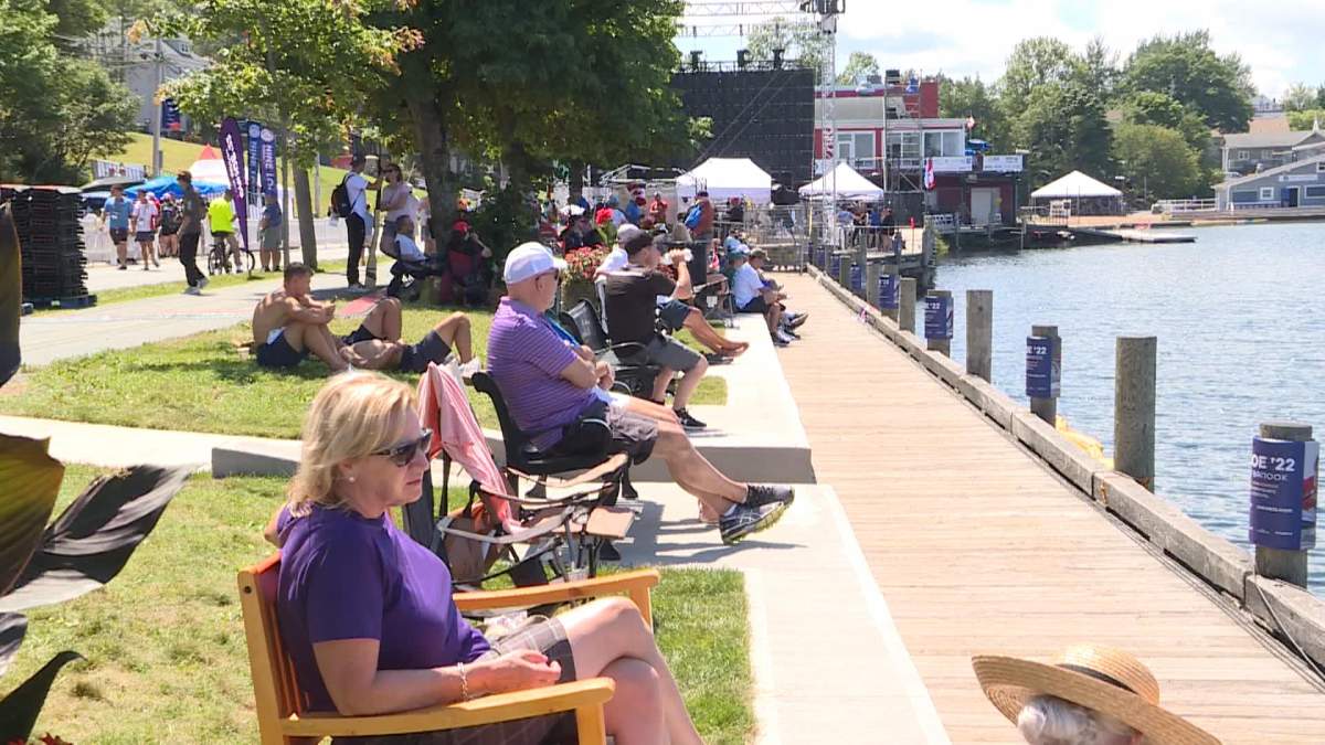 Spectators take the first races of Canoe ’22