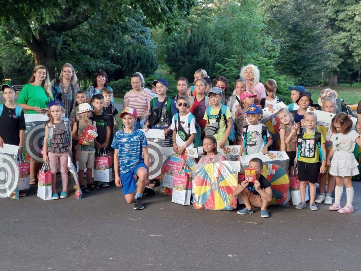 Oscar Oliver with some of the Ukrainian refugee children – loaded with backpacks and gifts.
