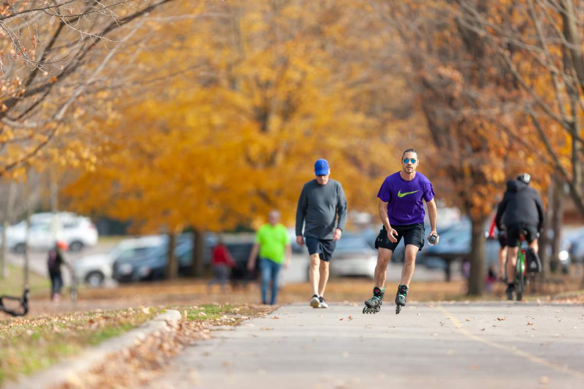 Unseasonably warm weather brought many Londoners out to Springbank to enjoy the sun in London, ON, on Nov 6, 2020. THE CANADIAN PRESS IMAGES/Mark Spowart.