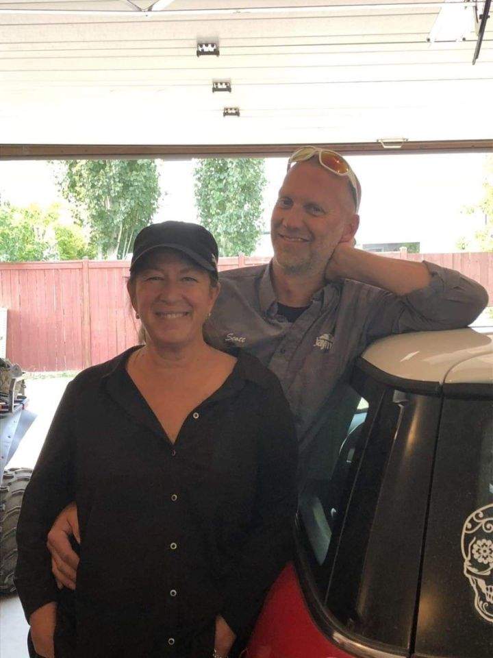 A photo of Dee and Scott Morrison.
