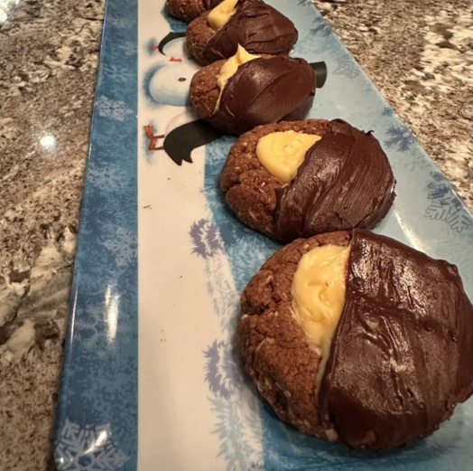 The Nanaimo bar cookies Global News Calgary's Dallas Flexhaug baked for the 2022 holiday cookie sale.