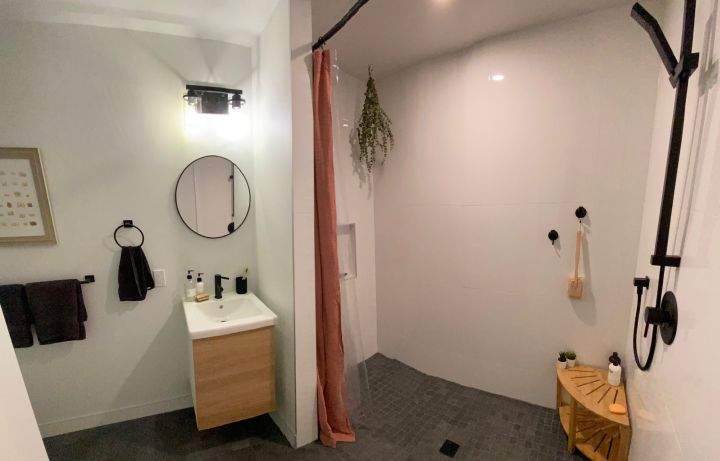 A photo of George’s renovated bathroom.