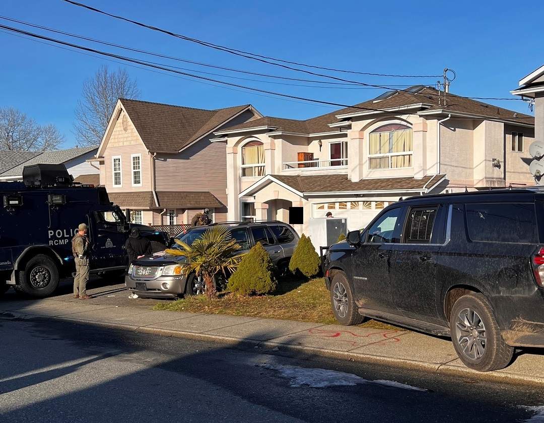 Members of the RCMP's Emergency Response Team search a home in the 400-block of Murray Street in Nanaimo, B.C. as part of an investigation into a Dec. 10, 2022 stabbing.