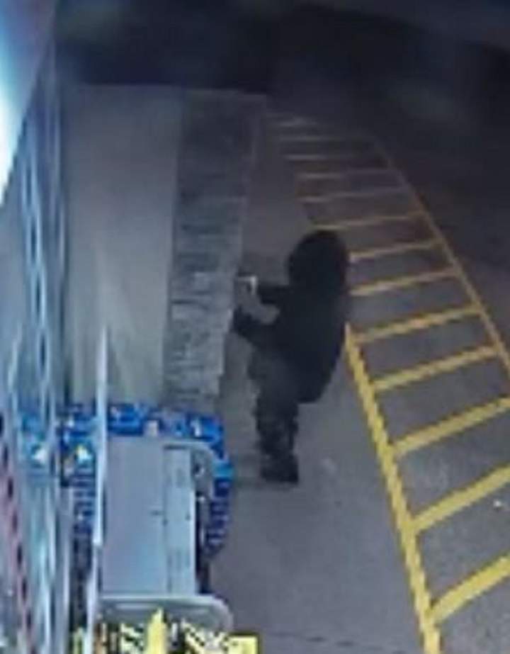 "Following the shooting, the suspect was observed running from the scene westbound across Creditview Road, then westbound on Britannia Road, and then westbound onto Camgreen Circle.".