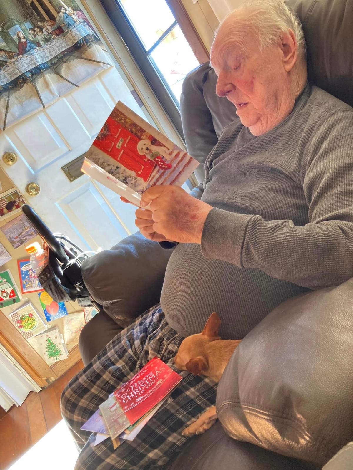 George Dowling reads a Christmas card.