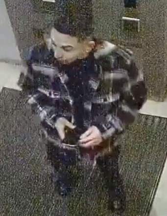 Police release images of 2 suspects after man assaulted in Toronto - image