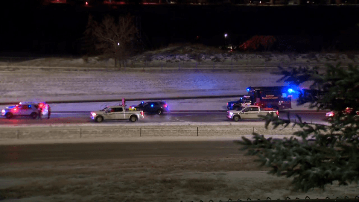 Around 3:45 a.m. Calgary police shut down all lanes of Deerfoot Trail between 32 Avenue and 16 Avenue N.E. on Dec. 2, 2022 after a fatal crash.