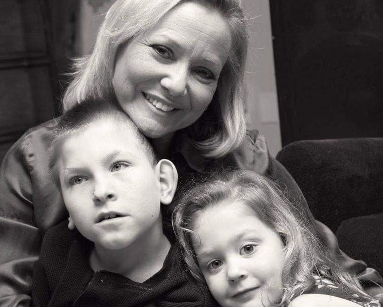 Kellysue McNeil with her son and daughter, taken in 2017