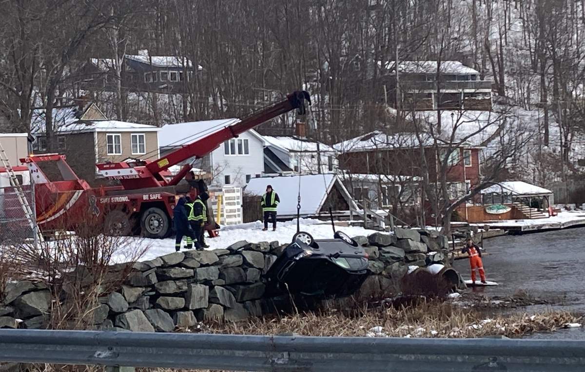 Pair ‘put their own life at risk’ to save elderly driver in N.S. lake crash: RCMP - image
