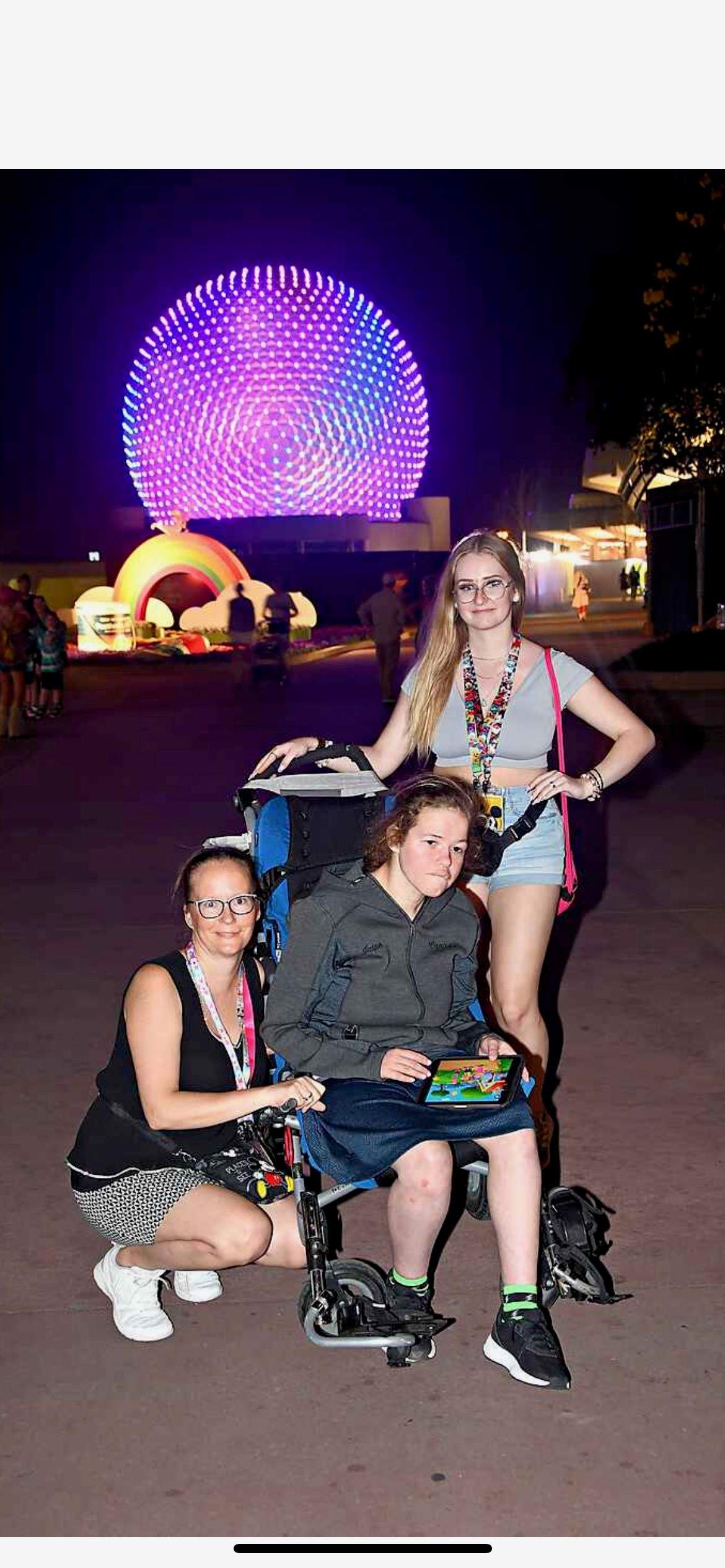 Michelle Linklater with daughters in Disneyland
