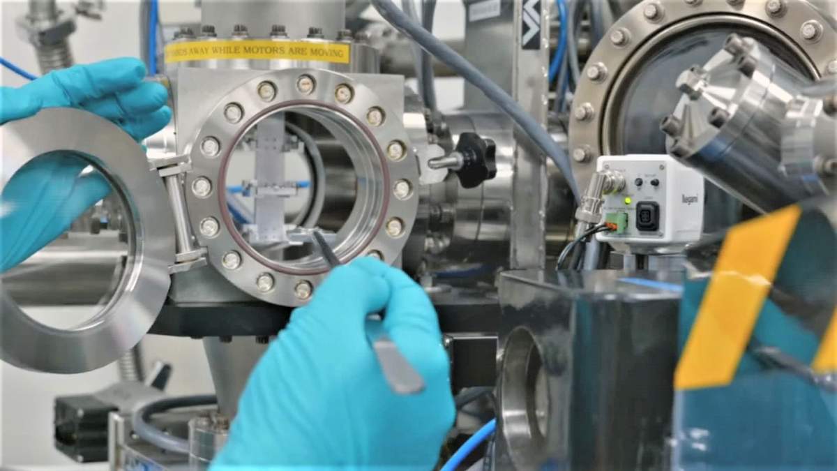 The REIXS beamline at the Canadian Light Source used to image samples.