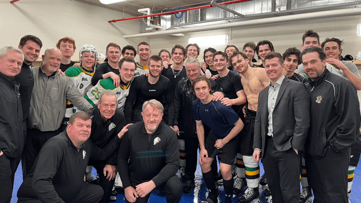 The London Knights pose for a picture with head coach Dale Hunter after his 900th career victory.