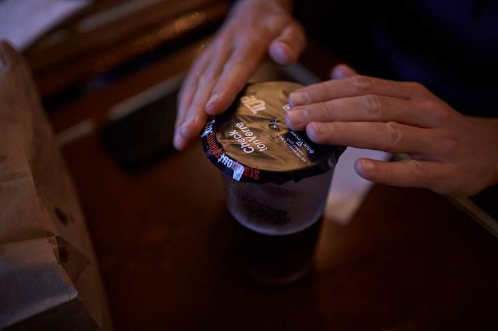 This photo shows how the protective lid is placed on a drink.
