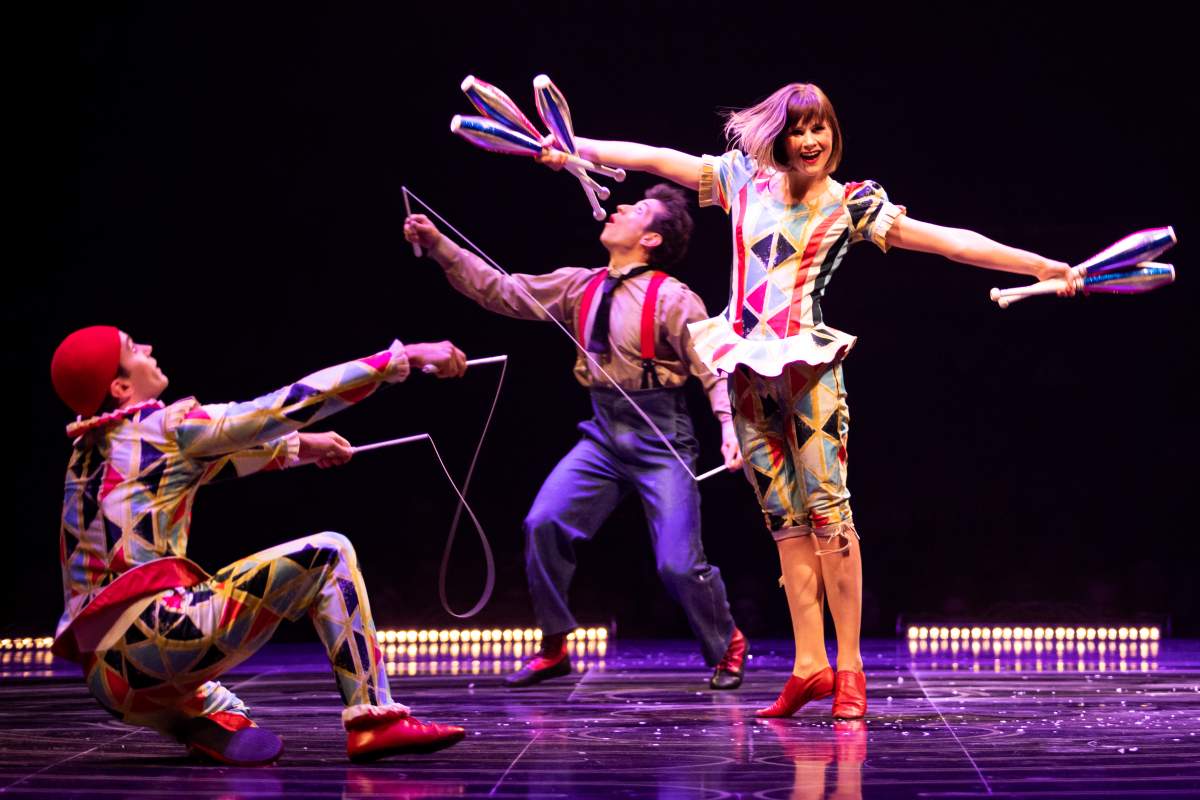 Corteo, which means cortege in Italian, is a joyous procession, a festive parade imagined by a clown, combining acrobatic feats, comedy and acting.