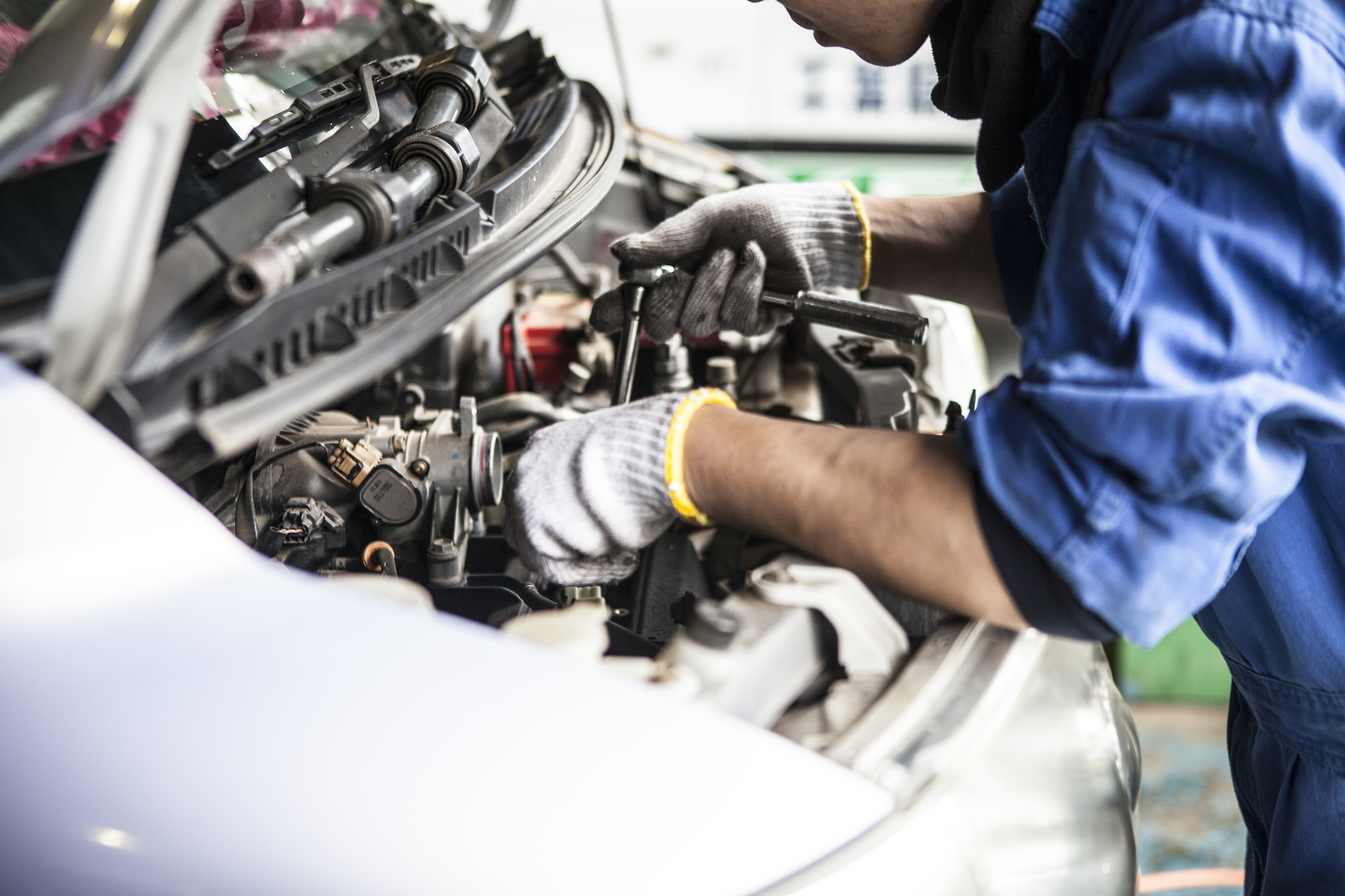 Independent auto repair techs worry about the cost to consumers, and future of the trade, if more dealers don’t share repair information with the aftermarket.