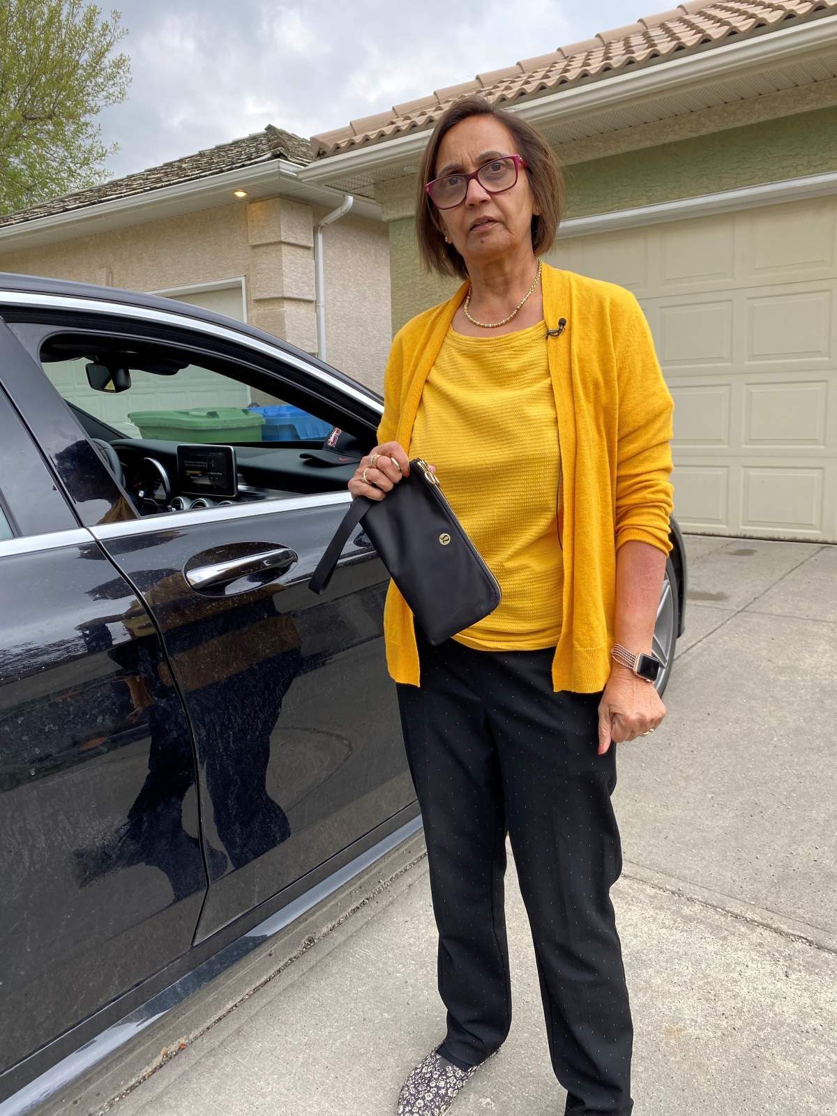 Calgary woman Indu Paul, who was distracted by thieves, is now fighting to get her money back.