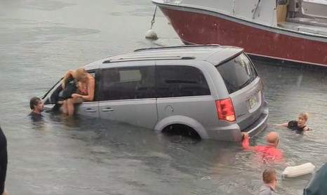 The driver took her time to exit through the van's window, making sure to zip up her purse.