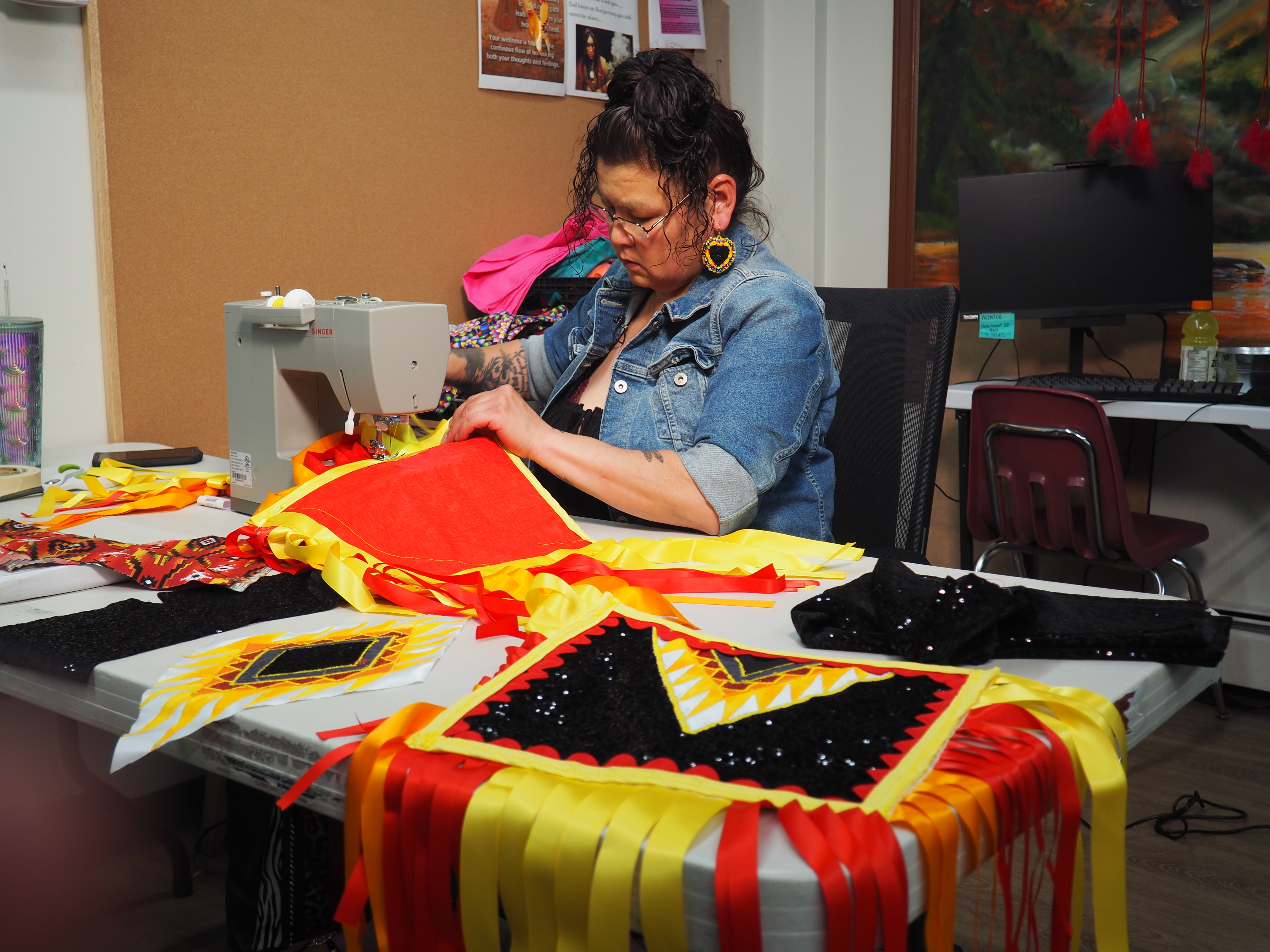Click to play video: 'Grandmother explains why she’s making regalia for her grandchild'