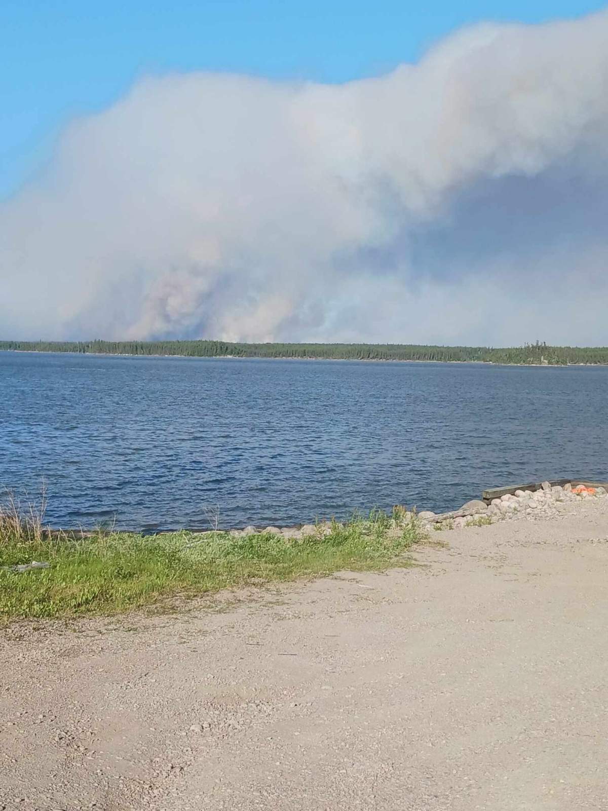 Evacuation order issued in Leaf Rapids as wildfire closes in - image