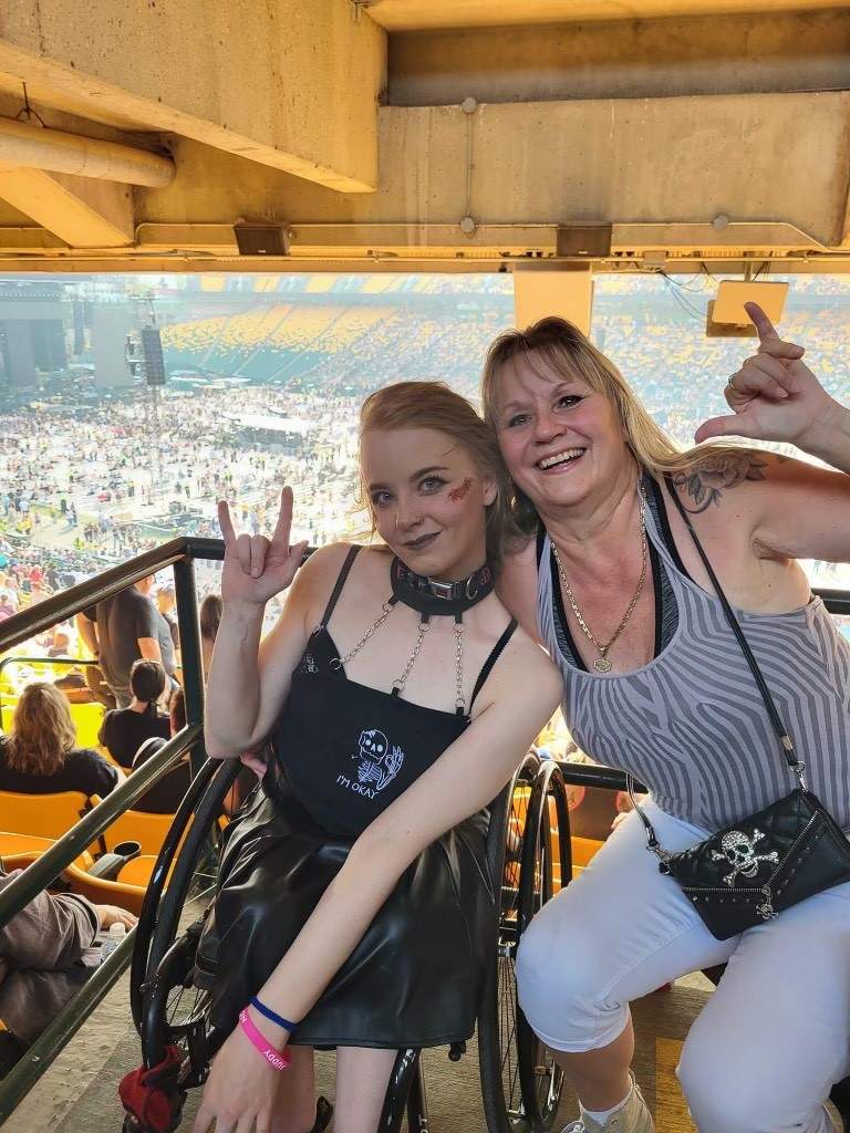 Taylor McKnight and her mom at a Motley Crüe and Def Leppard show in 2022.