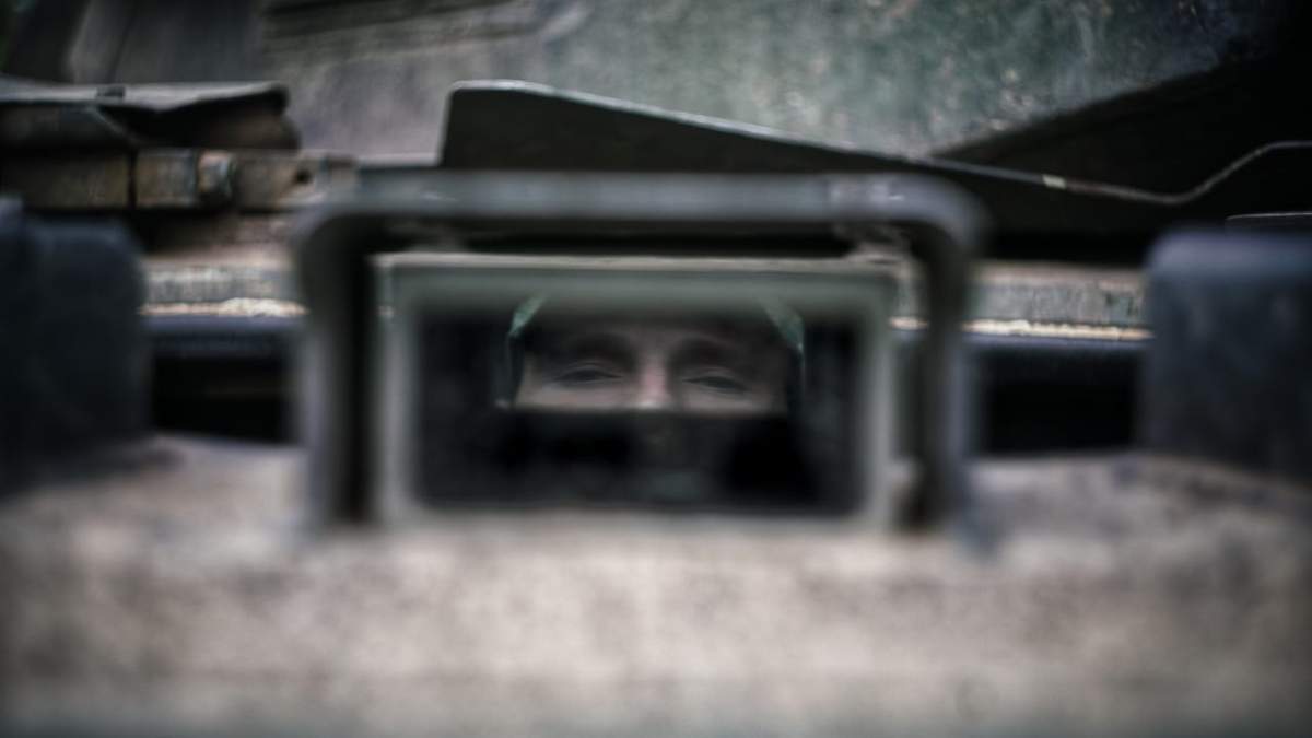 A Ukrainian soldier looks through the view scope of an anti-aircraft tank.