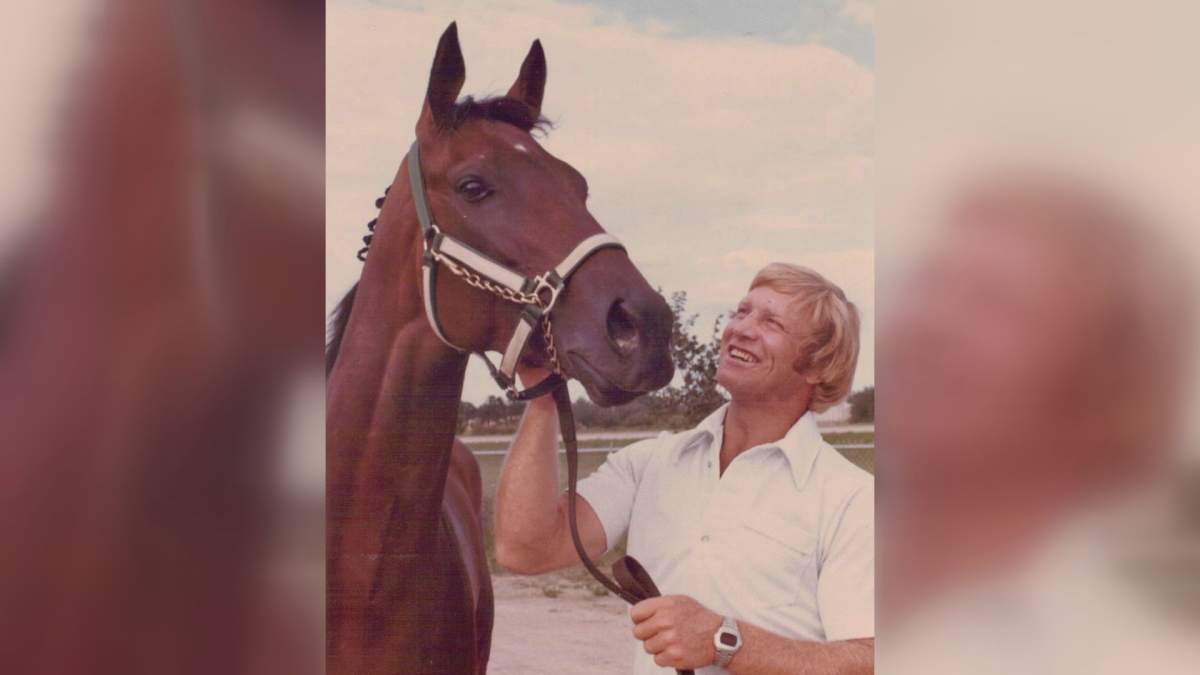 1975 Manitoba Derby winner L’Enjoleur and Bobby Hull.