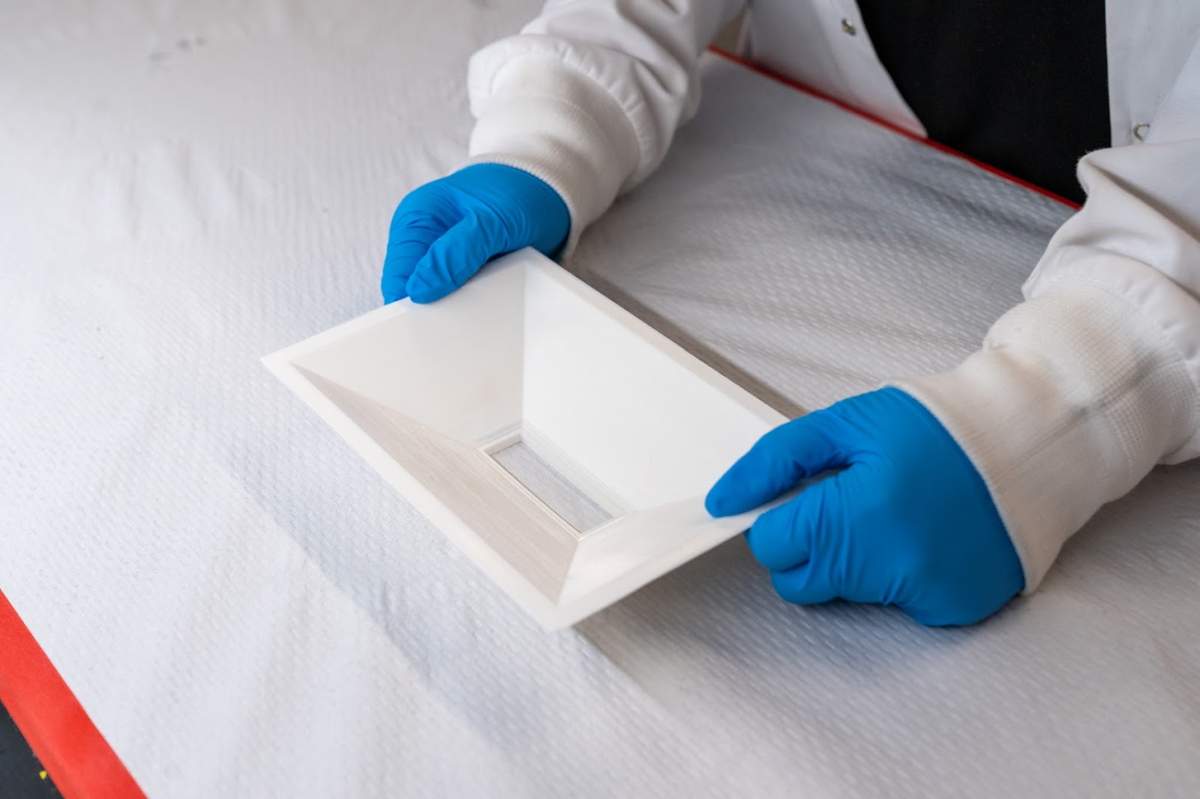 A new packaging tray that can signal when salmonella or other dangerous pathogens are present has a shallow boat-like shape that can be lined with a food-safe reagent to signal the presence of contaminants.