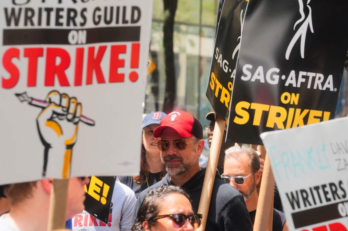 Actor Jason Sudeikis pickets.
