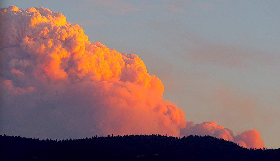 A large smoke cloud from the Crater Creek wildfire.