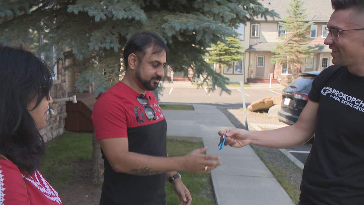 Former Ontario resident gets keys to new home in Alberta