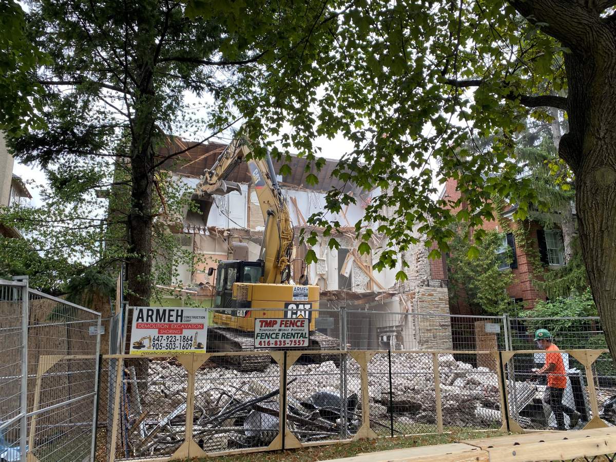 Finkelstein said contractors weren’t spraying a demolition site with water to keep dust down. Shortly after Global News arrived at the scene, workers began spraying the site.