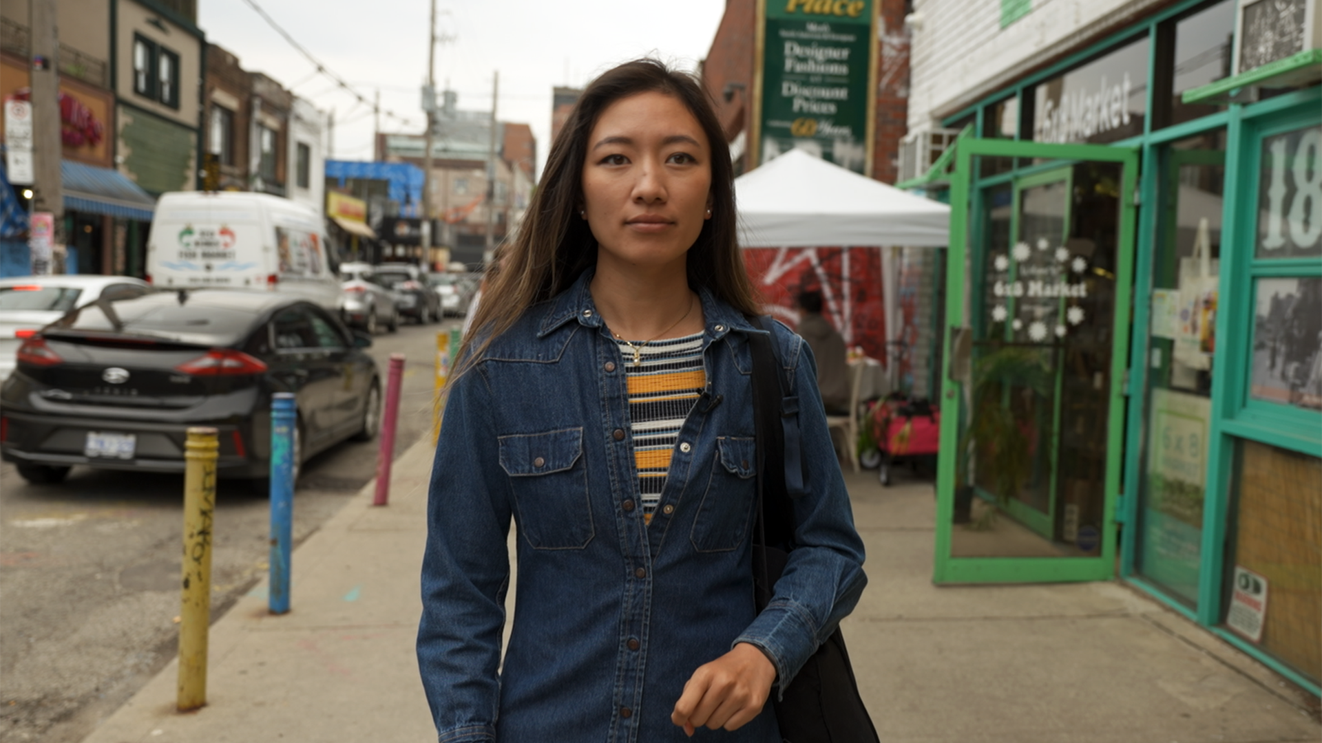 Chiyi Tam walking down Kensington Ave.