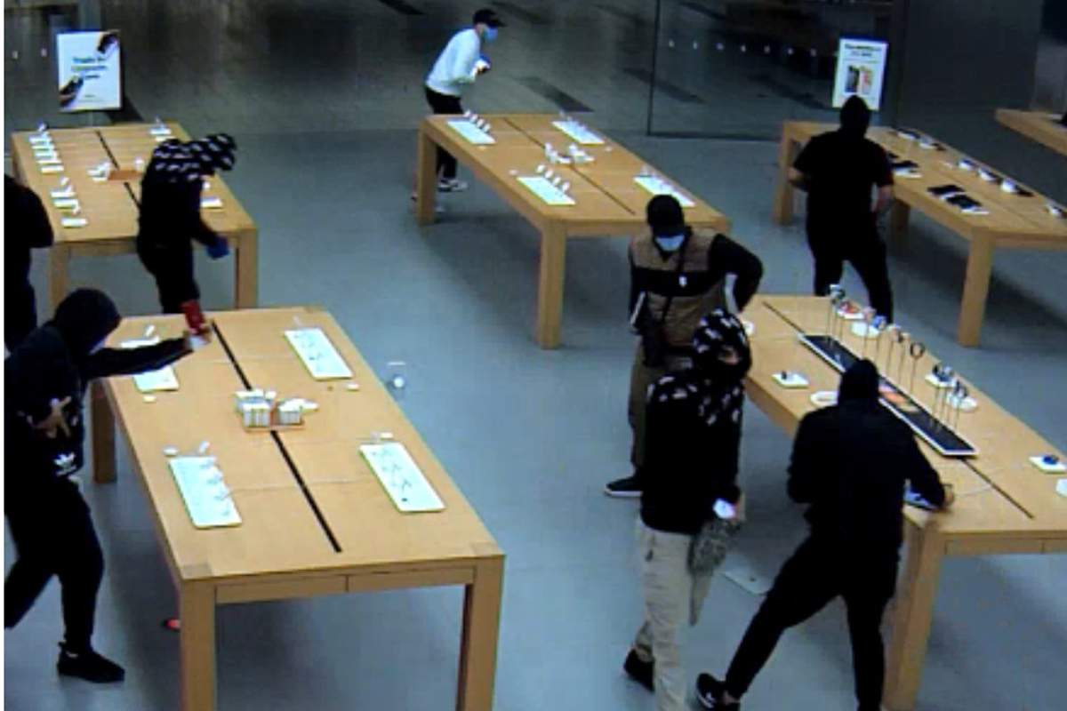 “Eight males entered the store wearing masks, smashed display cases, and stole merchandise before fleeing,” police reported on social media on Tuesday night.