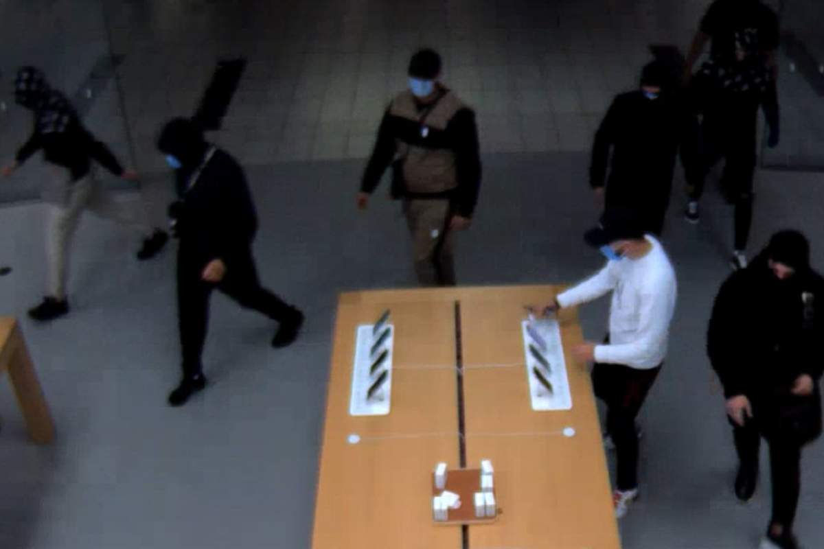 “Eight males entered the store wearing masks, smashed display cases, and stole merchandise before fleeing,” police reported on social media on Tuesday night.