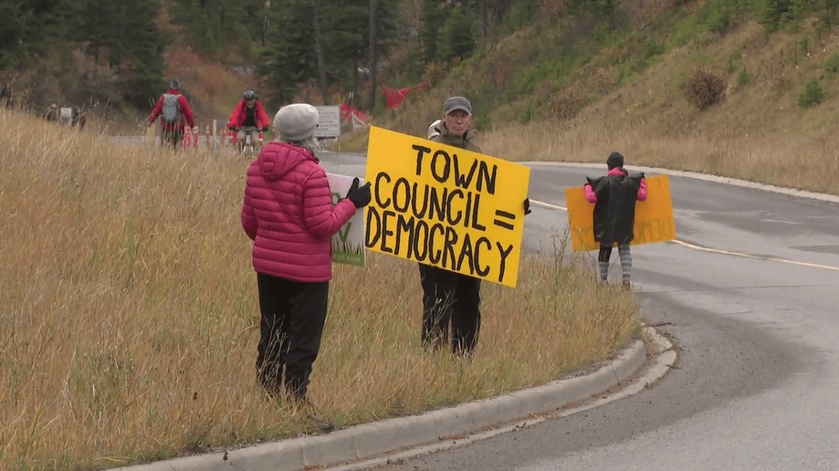 Protesters lined the road in Canmore as the premier drove up to the Silvertip Resort to meet with area developers on Oct. 12, 2023.