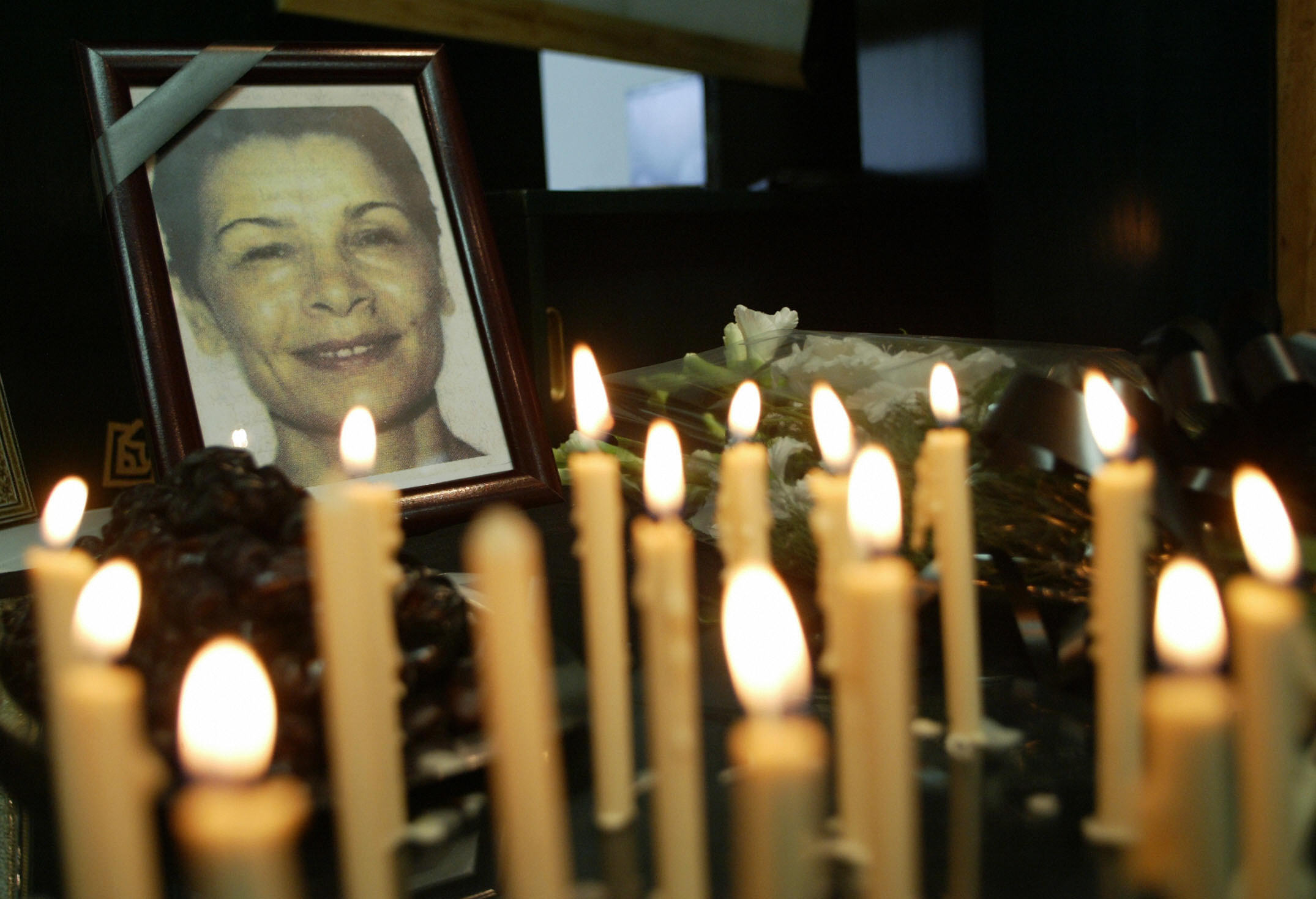 Candlelight vigil by Iranian journalists to condemn the in-custody death of Zahra Kazemi, August 2003.