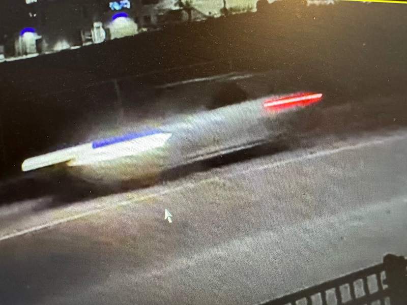 Suspect vehicle driving west on 5th Ave SW.