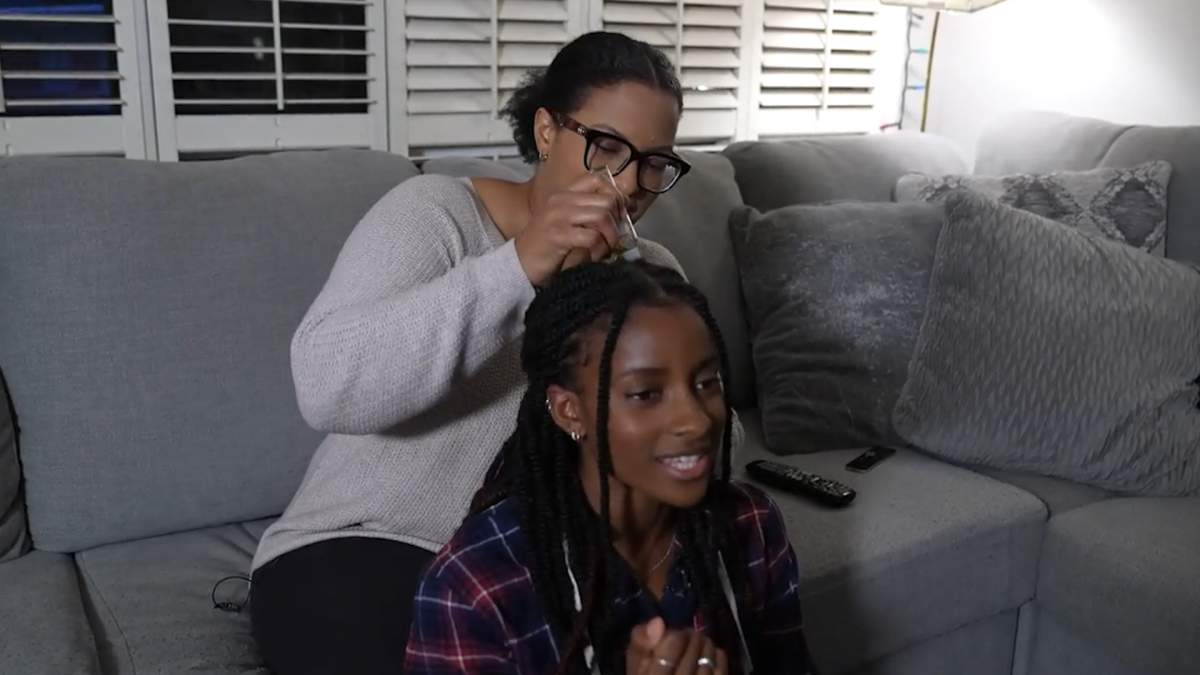 Sherylee helping her daughter, Sheriauna, with her hair